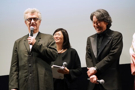 左からヴィム・ヴェンダース、役所広司。