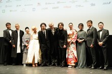 第36回東京国際映画祭「PERFECT DAYS」舞台挨拶の様子。左から高崎卓馬、田中泯、石川さゆり、アオイヤマダ、柄本時生、ヴィム・ヴェンダース、役所広司、中野有紗、麻生祐未、三浦友和、柳井康治。