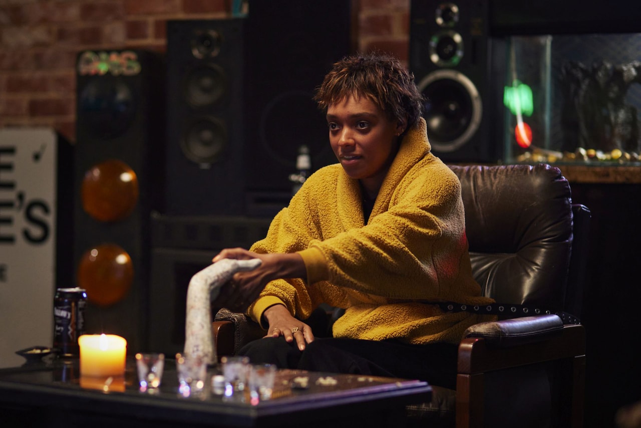 「TALK TO ME／トーク・トゥ・ミー」場面写真