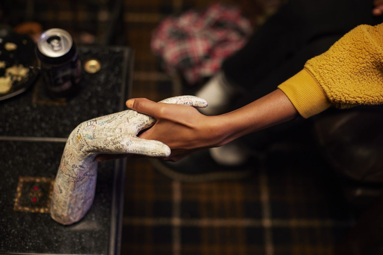 「TALK TO ME／トーク・トゥ・ミー」場面写真