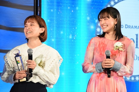 左から橋本万葉、上坂樹里。