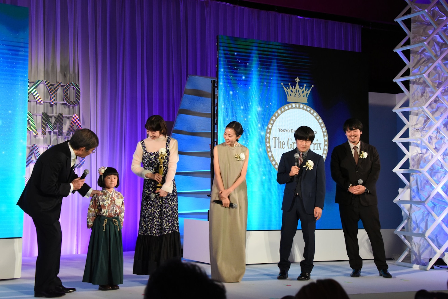 「ブラッシュアップライフ」のキャスト・スタッフ。左2人目からキャストの永尾柚乃、夏帆、木南晴夏、脚本を手がけたバカリズム、演出の水野格。
