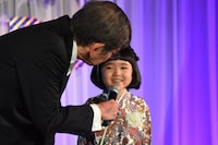 石坂浩二（手前）にマイクを向けられる永尾柚乃（奥）。