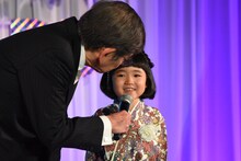 石坂浩二（手前）にマイクを向けられる永尾柚乃（奥）。