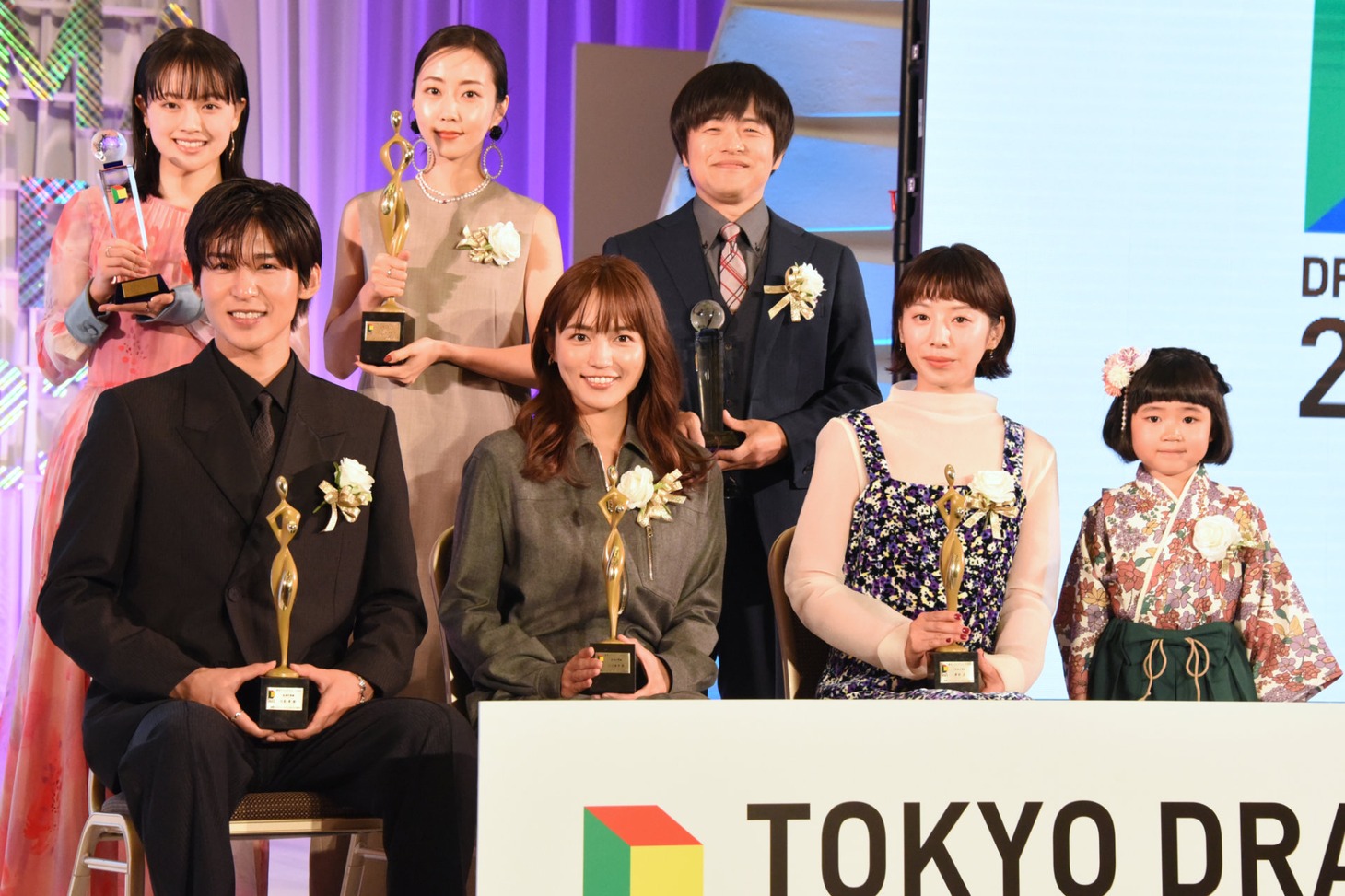 東京ドラマアウォード2023授賞式の様子。前列左から目黒蓮、川口春奈、夏帆、永尾柚乃。後列左から上坂樹里、木南晴夏、バカリズム。