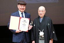 左からジー・チェンホワ、市村家橘。