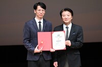 左からポン・ウェイ、雑賀俊朗。