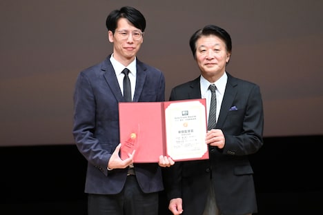 左からポン・ウェイ、雑賀俊朗。