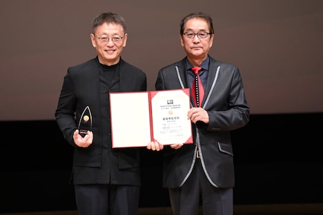 左からホウ・ヨン、滝田洋二郎。