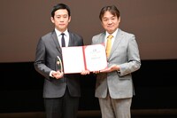 左からチェン・ジョンユェン、本木克英。