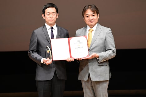 左からチェン・ジョンユェン、本木克英。