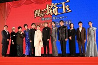 「翔んで埼玉 ～琵琶湖より愛をこめて～」のジャパンプレミアイベントにて、左から武内英樹、益若つばさ、加藤諒、藤原紀香、片岡愛之助、二階堂ふみ、GACKT、杏、川崎麻世、和久井映見、アキラ100%、朝日奈央。