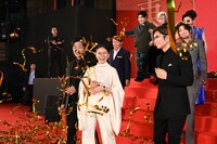 レッドカーペットに降り立つ登壇者たち。