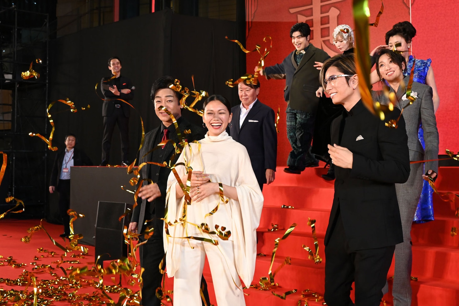 レッドカーペットに降り立つ登壇者たち。