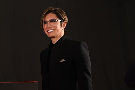 ファンの声援に応えるGACKT。