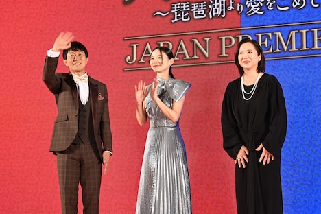 左からアキラ100%、朝日奈央、和久井映見。