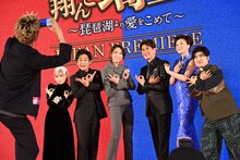 益若つばさ（左）のスマートフォンで記念撮影する登壇者たち。