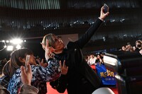 快く撮影に応じるGACKT。