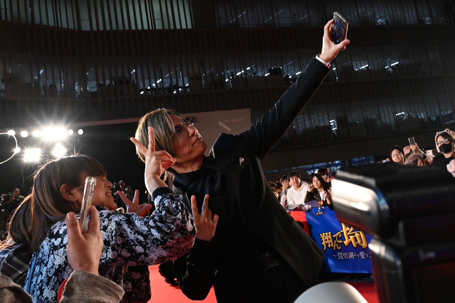 快く撮影に応じるGACKT。