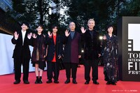 第36回東京国際映画祭のレッドカーペットイベントに参加した「ゴールド・ボーイ」のキャスト、スタッフ。
