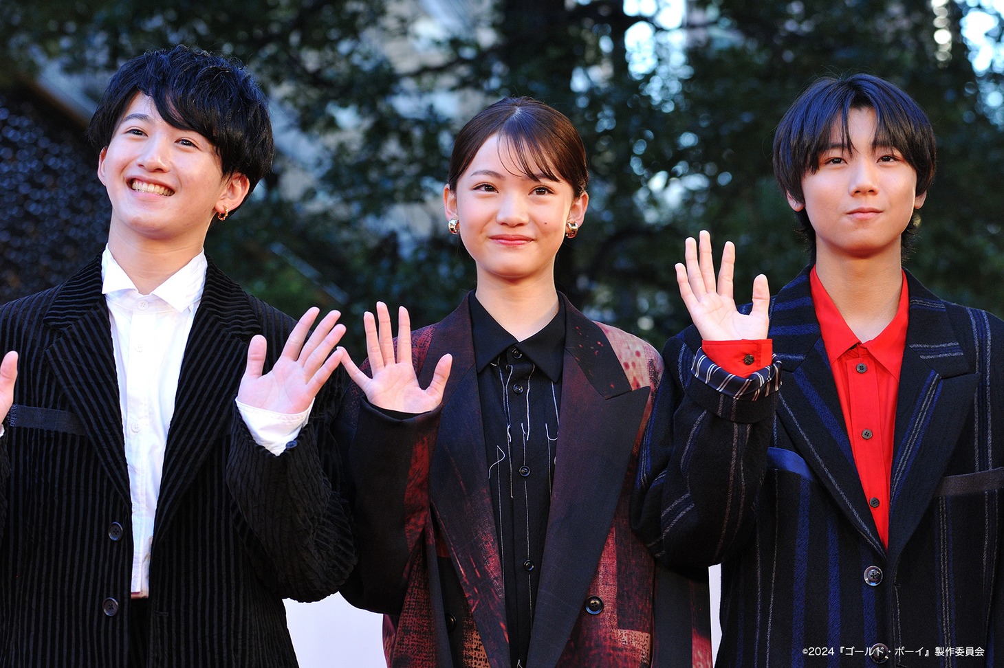 左から前出燿志、星乃あんな、羽村仁成。