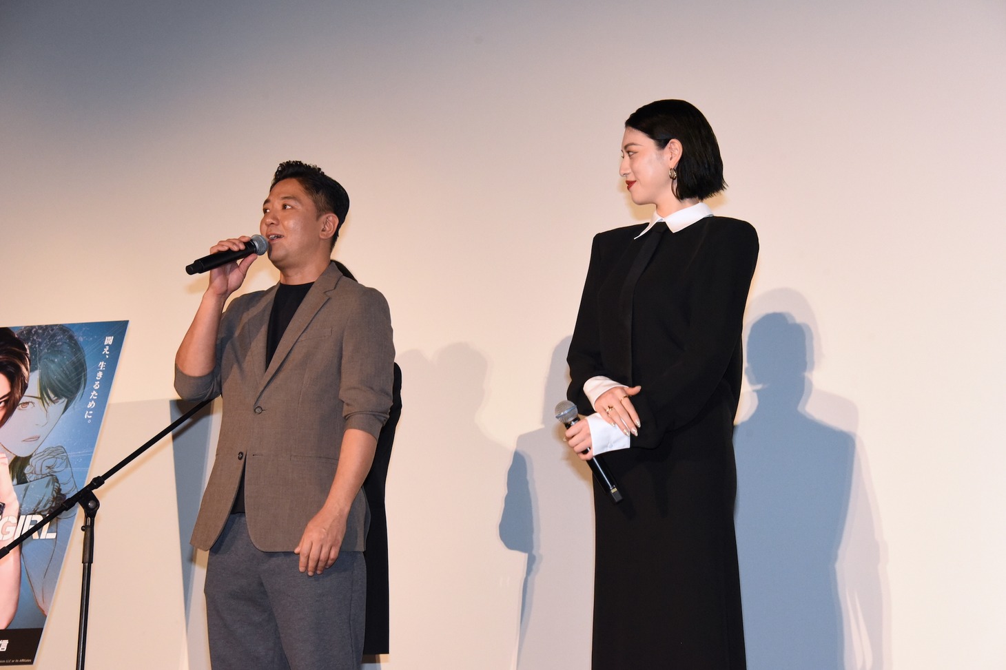 左からチャン、三吉彩花。