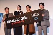 パネルを傾けるいたずらを仕掛け、キャストを笑わせるチャン(左)。