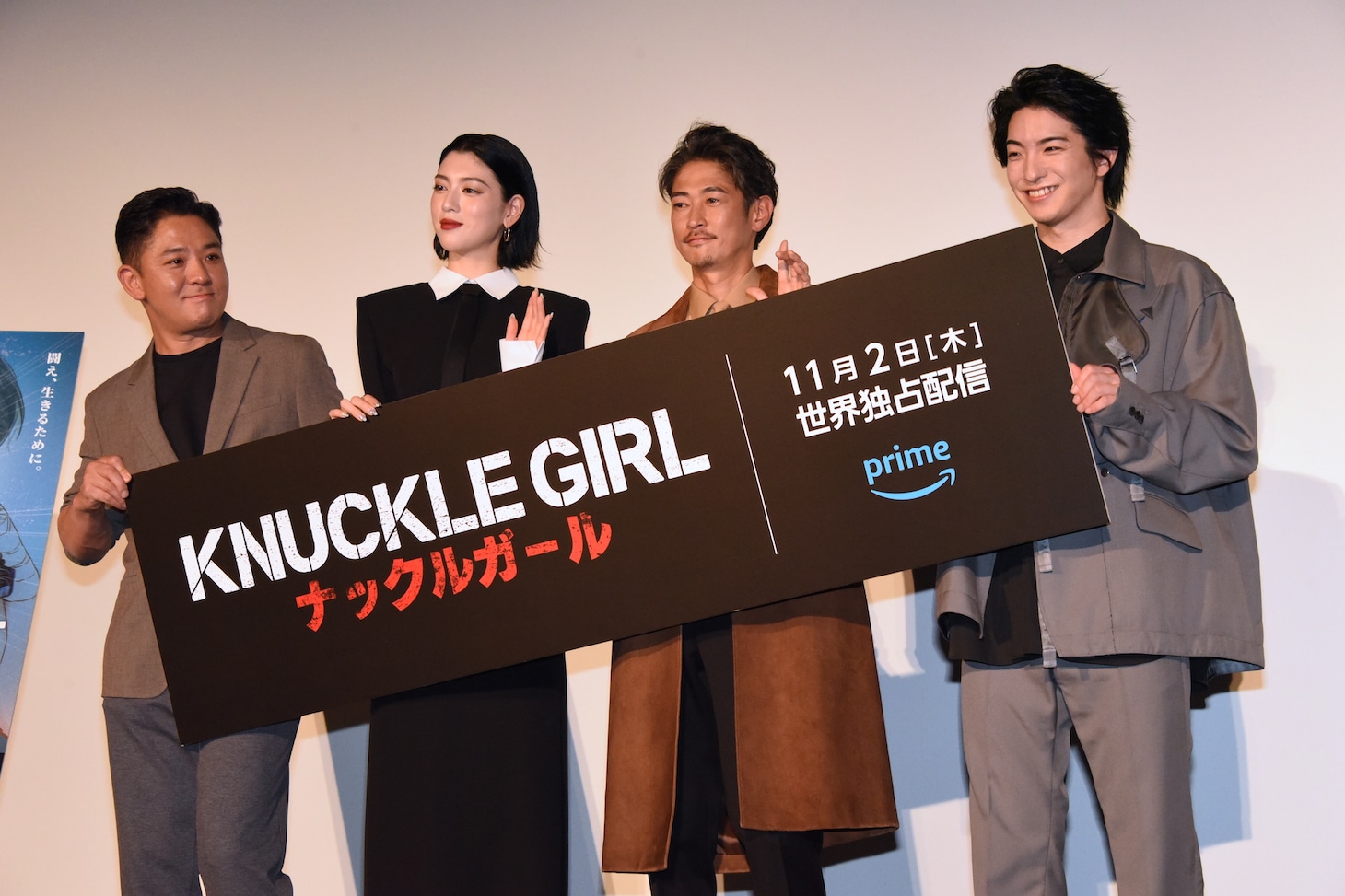 パネルを傾けるいたずらを仕掛け、キャストを笑わせるチャン（左）。
