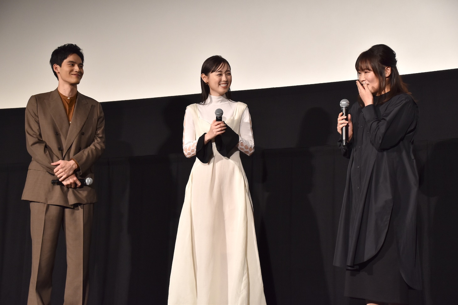 左から水上恒司、福原遥、汐見夏衛。