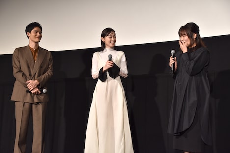 左から水上恒司、福原遥、汐見夏衛。