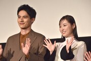 左から水上恒司、福原遥。
