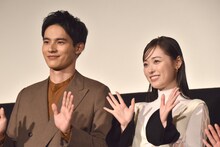 左から水上恒司、福原遥。