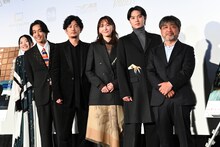 「正欲」舞台挨拶の様子。左から東野絢香、佐藤寛太、稲垣吾郎、新垣結衣、磯村勇斗、岸善幸。