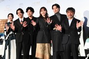 「正欲」舞台挨拶の様子。左から東野絢香、佐藤寛太、稲垣吾郎、新垣結衣、磯村勇斗、岸善幸。