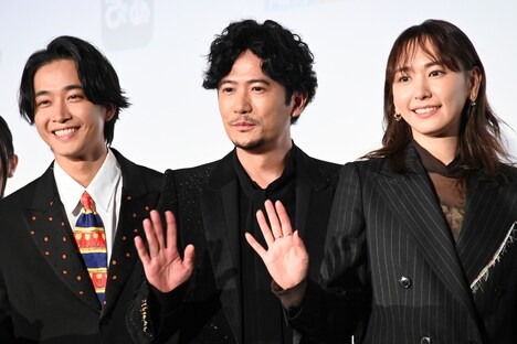 左から佐藤寛太、稲垣吾郎、新垣結衣。