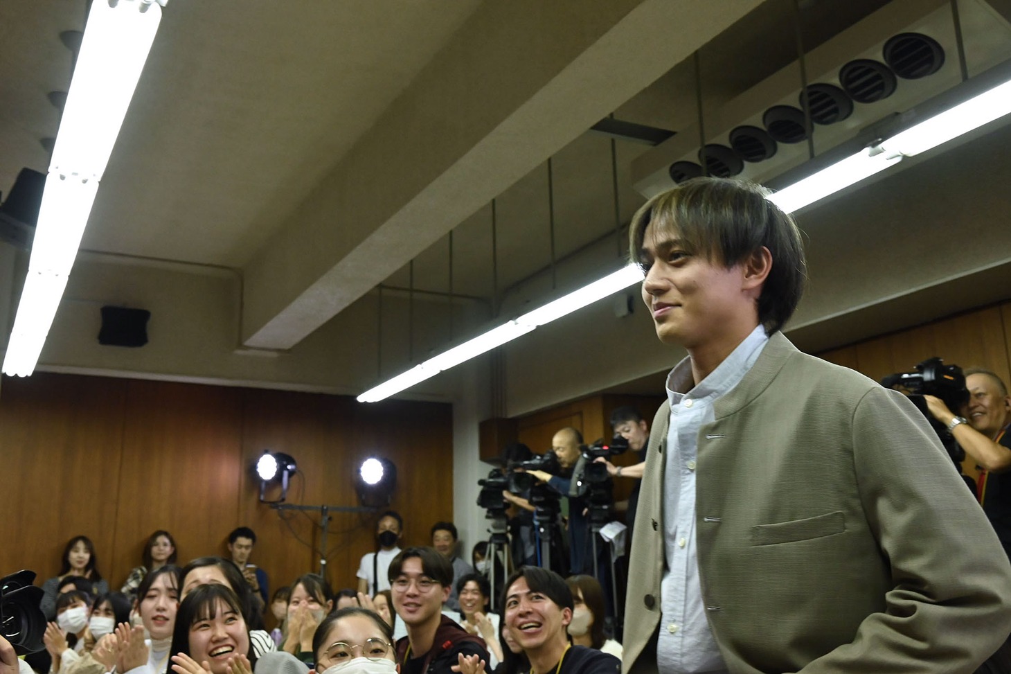 教室にサプライズ登場して学生たちを驚かせた永瀬廉。