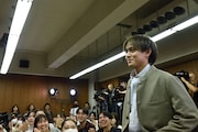 教室にサプライズ登場して学生たちを驚かせた永瀬廉。