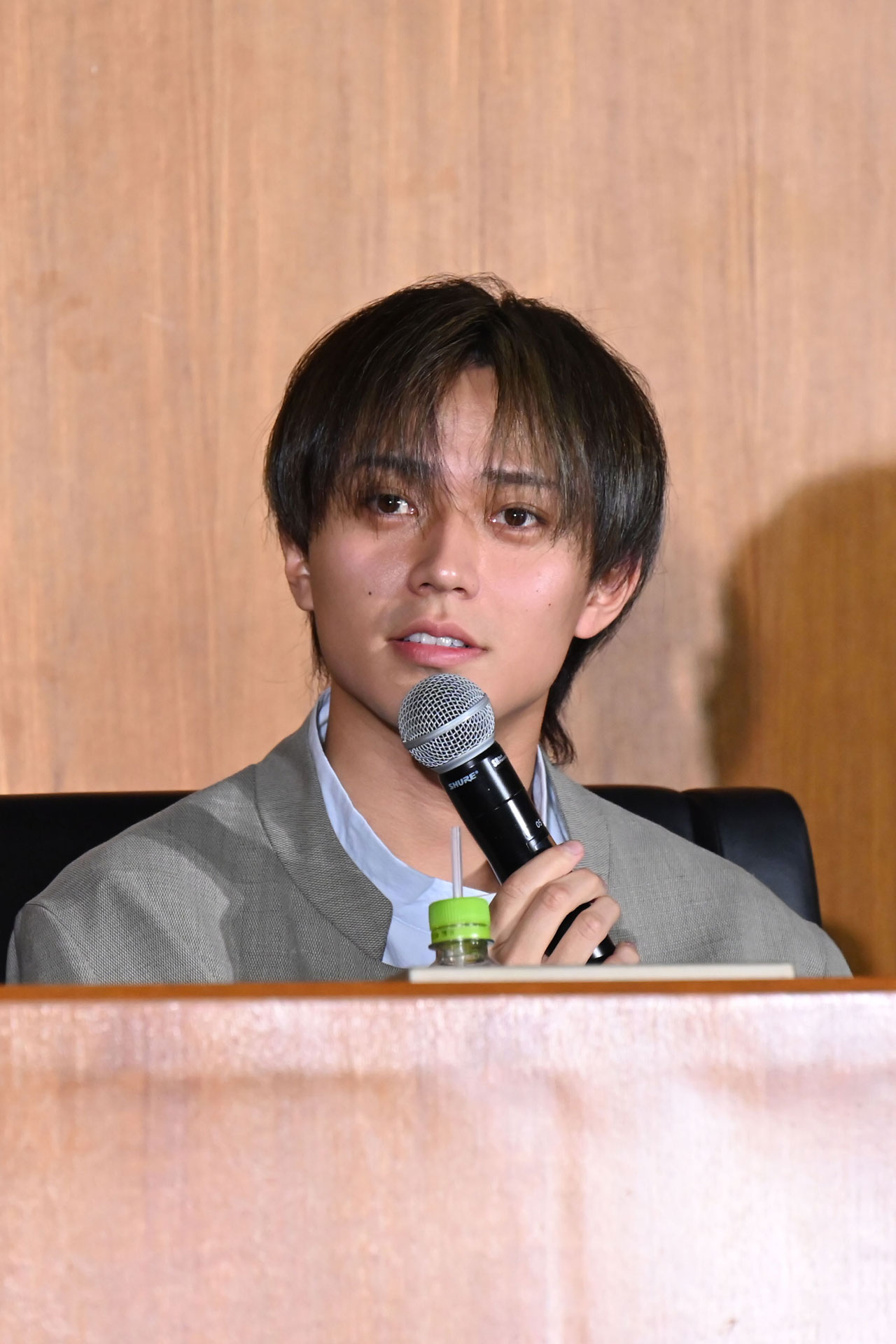 生徒の話に耳を傾ける永瀬廉。