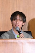 生徒の話に耳を傾ける永瀬廉。