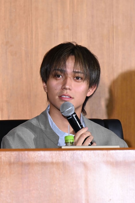 生徒の話に耳を傾ける永瀬廉。