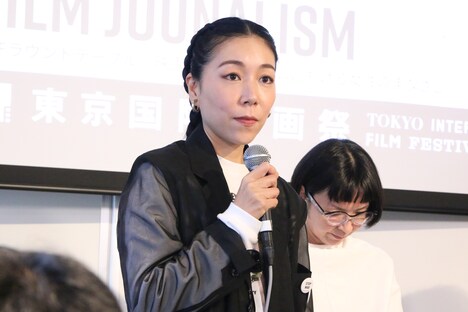 モデレーター役の安藤桃子。