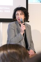 フランスとシリアの国籍を持つ映画評論家 / ライターであるナダ・アズハリ・ギロン。