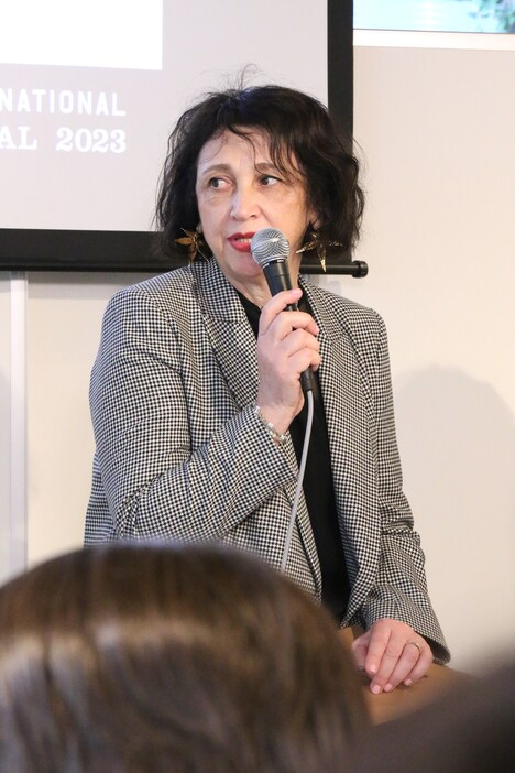 フランスとシリアの国籍を持つ映画評論家 / ライターであるナダ・アズハリ・ギロン。