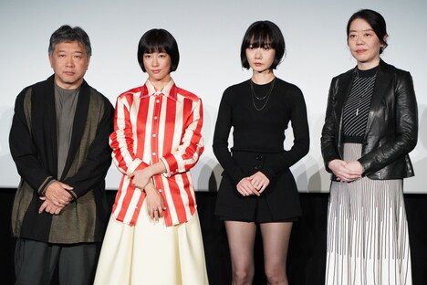 左から是枝裕和、水川あさみ、ペ・ドゥナ、鷲尾賀代。