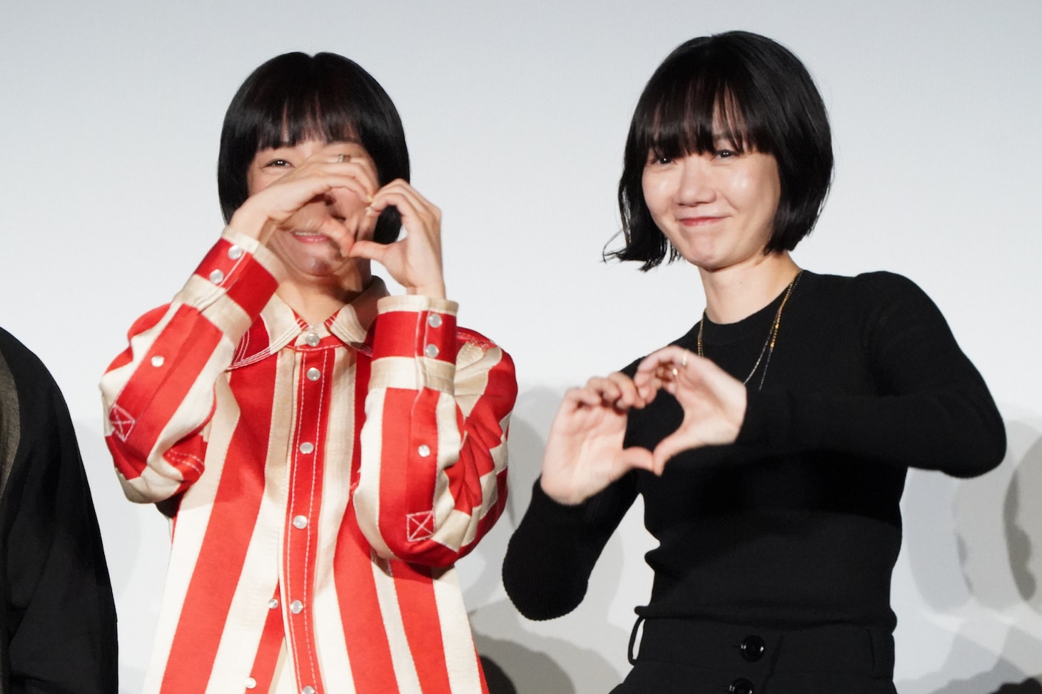 左から水川あさみ、ペ・ドゥナ。