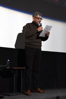 台本を手に、上映前の挨拶を読み上げる庵野秀明。