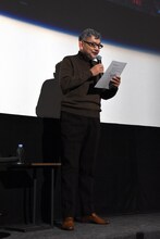 台本を手に、上映前の挨拶を読み上げる庵野秀明。
