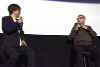 ジャケット姿の山崎貴（左）を見て、「話が違う」と嘆く庵野秀明（右）。