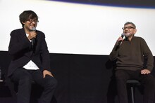 「『ゴジラ‐1.0』もモノクロでやれば？」と、山崎貴（左）にお勧めする庵野秀明（右）。