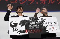 山崎貴（左）と、「なんでこうするの？」と疑問を持ちながらもムービーカメラに手を振っていた庵野秀明（右）。